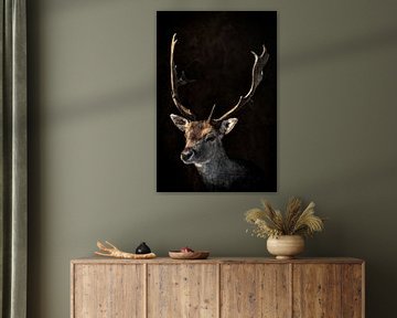 Portrait de cerf sur fond sombre avec de grands bois de cerf en peinture sur Steven Dijkshoorn