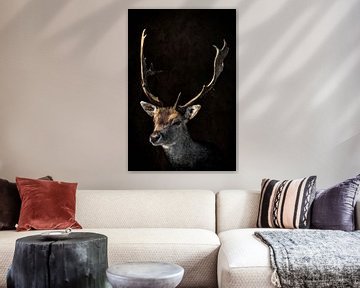 Hert portret met donkere achtergrond en groot gewei als schilderij