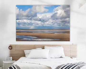 Strand und Meer mit Regenbogen und dramatischem Himmel von Simone Janssen