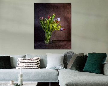 Nature morte d'un vase avec des tulipes colorées