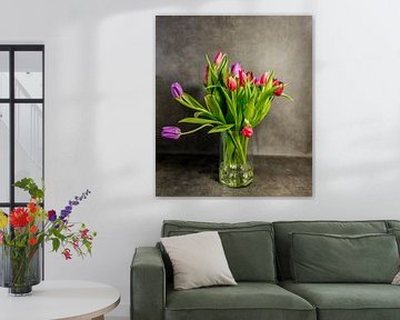 stilleven van een vaas met gekleurde tulpen van ChrisWillemsen