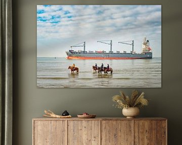 Bateau et chevaux le long de la côte de Zélande. sur Ron van der Stappen