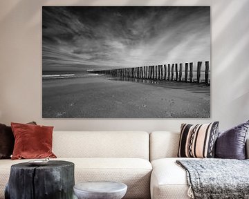 Houten golfbreker aan de kust bij Cadzand-bad (zwart-wit) van Rick Van der Poorten