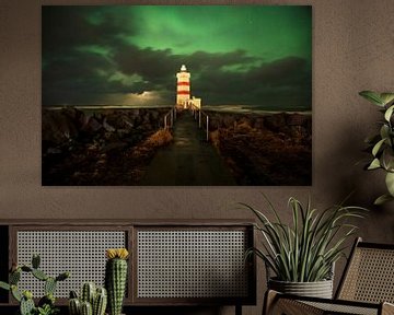 Leuchtturm mit Nordlichtern in Island