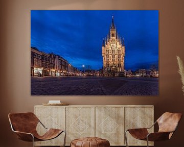L'hôtel de ville de Gouda aux Pays-Bas pendant l'heure bleue.