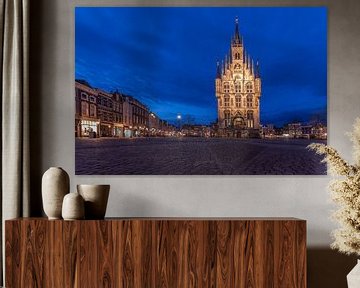 Das Rathaus von Gouda in den Niederlanden während der blauen Stunde