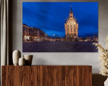 Het stadhuis van Gouda in Nederland tijdens het blauwe uur