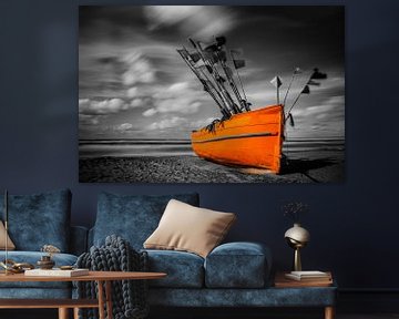 oranje boot in stormachtige lucht van Winne Köhn