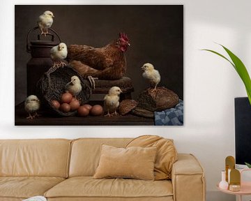 Stilleven van een kip met haar kuikens van Elles Rijsdijk