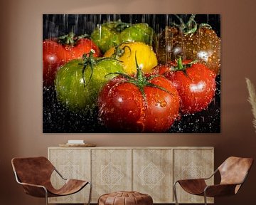 rode, groene, gele en bruine tomaten onder regenwater van Winne Köhn