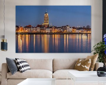 Deventer's Blauwe Uur Schoonheid: Een uitzicht op de skyline van de stad aan de rivier