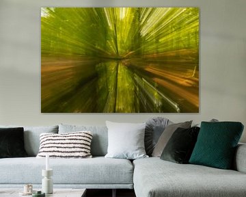 Abstrakte Natur Konzept eines Baches in einem hellen grünen Wald duri von Sjoerd van der Wal Fotografie