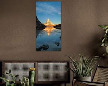 Matterhorn spiegelt sich im Riffelsee bei Sonnenaufgang von Markus Lange