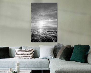 Schwarz-Weiß-Foto von Sonnenuntergang mit hohen Wellen in der Brandung von Karijn | Fine art Natuur en Reis Fotografie