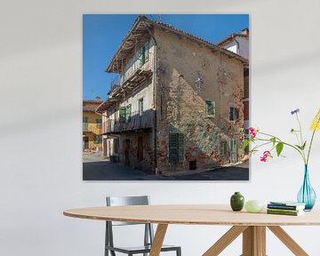 Oud vervallen huis in Cortanzem, Piemonte, Italië