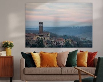 Blick auf Mombaruzzo und die piemontesischen Hügel am späten Nachmittag, Italien