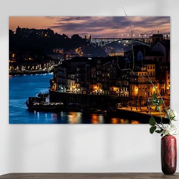 Porto aan de rivier de Douro naar de zonsondergang