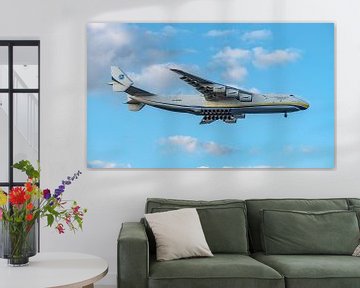 Imposante Antonov 225 vrachtvliegtuig. van Jaap van den Berg