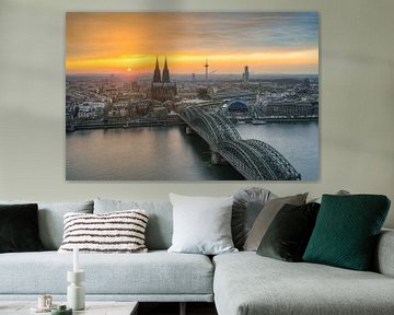 Blick über Köln bei spektakulärem Sonnenuntergang
