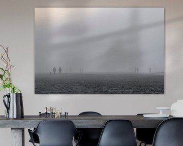 Silhouetten op het strand in de mist - Den Haag van Tim als fotograaf