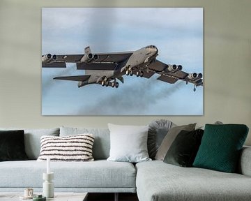 Een stevig rokende Boeing B-52 Stratofortress. van Jaap van den Berg