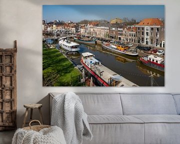 Wunderschöne Aussicht auf einen Kanal in der Stadt Zwolle von Jolanda Aalbers