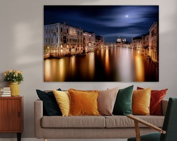 Volle maan nacht over het Canal Grande in Venetië. van Voss fotografie