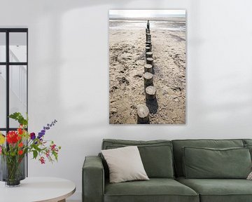 Rij houten palen op het strand van bovenaf gefotografeerd van Simone Janssen