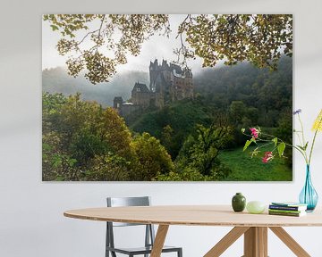 Burg Eltz met mist en herfstkleuren van Linda Schouw