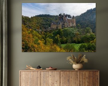 Burg Eltz met herfstkleuren van Linda Schouw