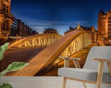 Hamburg's Speicherstadt met oude brug. van Voss Fine Art Fotografie