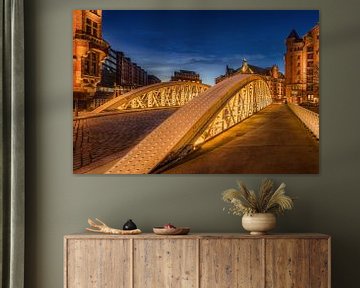 Hamburg's Speicherstadt met oude brug. van Voss Fine Art Fotografie