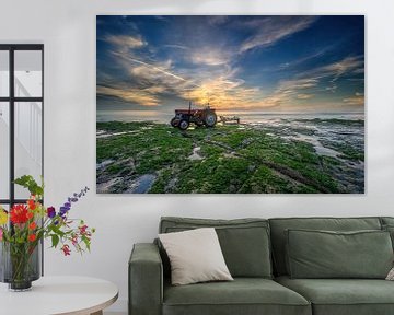 Tractor op het strand; visserboot is weer uitgevaren. van Leon Okkenburg