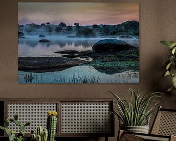 Los Barruecos Nationaal Park in Spanje in de ochtend met wat mist