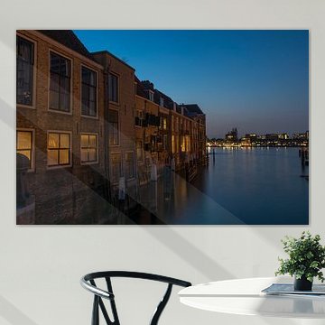 Schöne alte Hafengebäude am Wasser in Dordrecht