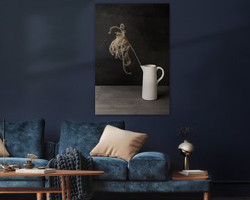 Donker stilleven met siergras pluim in witte kruik van Mayra Fotografie