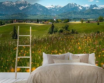 Bloemrijk uitzicht op de hop en de Ostallgäuer Alpen van Leo Schindzielorz