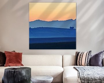 Heuvels en bergen in het blauwe ochtendlicht van Werner Lehmann