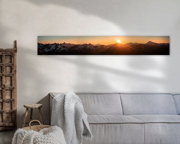Panoramablick zum Sonnenuntergang über den Kleinwalsertaler Alpen von Leo Schindzielorz