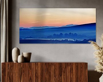 Heuvels en bergen in het blauwe ochtendlicht van Werner Lehmann