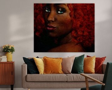 Een gekleurde vrouw met rood haar die naar je kijkt