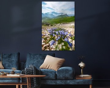 bergige Ausblicke mit blauen Blumen von Leo Schindzielorz
