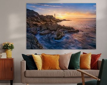 Eiland Menorca met vuurtoren bij zonsondergang. van Voss Fine Art Fotografie