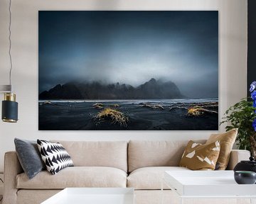 Plage de lave noire avec décor de montagne en Islande. sur Voss Fine Art Fotografie
