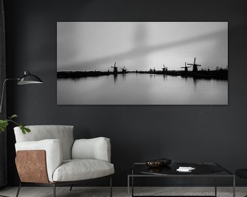 Silhouette en noir et blanc des moulins à vent de Kinderdijk