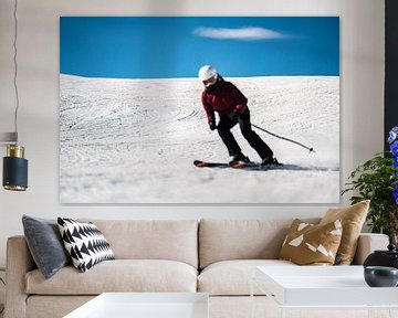 wazige skiër in rode jas op lege piste van Leo Schindzielorz