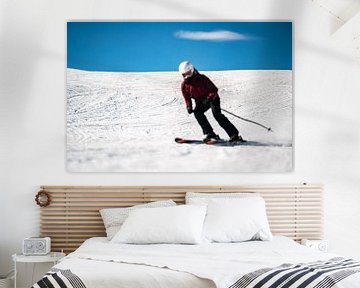 wazige skiër in rode jas op lege piste van Leo Schindzielorz
