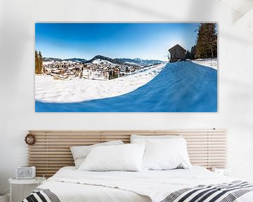 Panoramisch uitzicht over Oberstaufen op een schitterende winterdag van Leo Schindzielorz