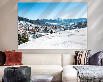 Sonniger Blick über Oberstaufen an einem schönen Wintertag von Leo Schindzielorz