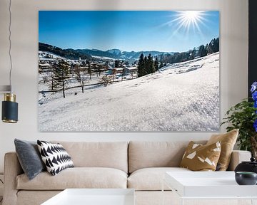 Zonnig uitzicht over Oberstaufen op een mooie winterdag van Leo Schindzielorz